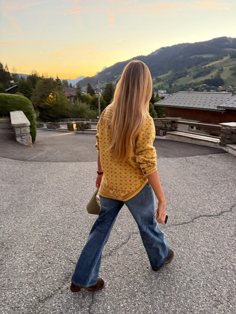 La sélection de Georgia : le vestiaire d’automne – pull jacquard et jean à la montagne