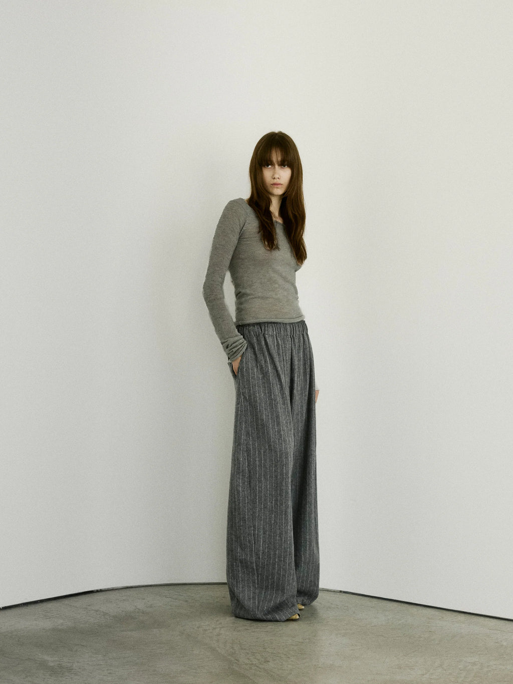 Pantalon Dora en laine à fines rayures - Gris clair