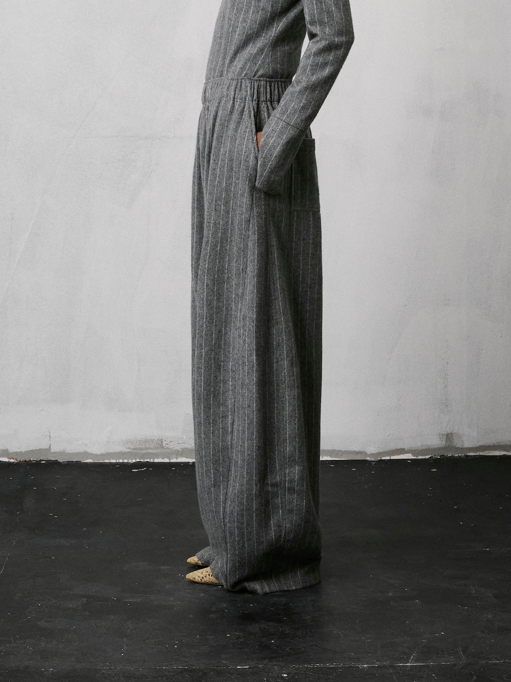 Pantalon Dora en laine à fines rayures - Gris clair