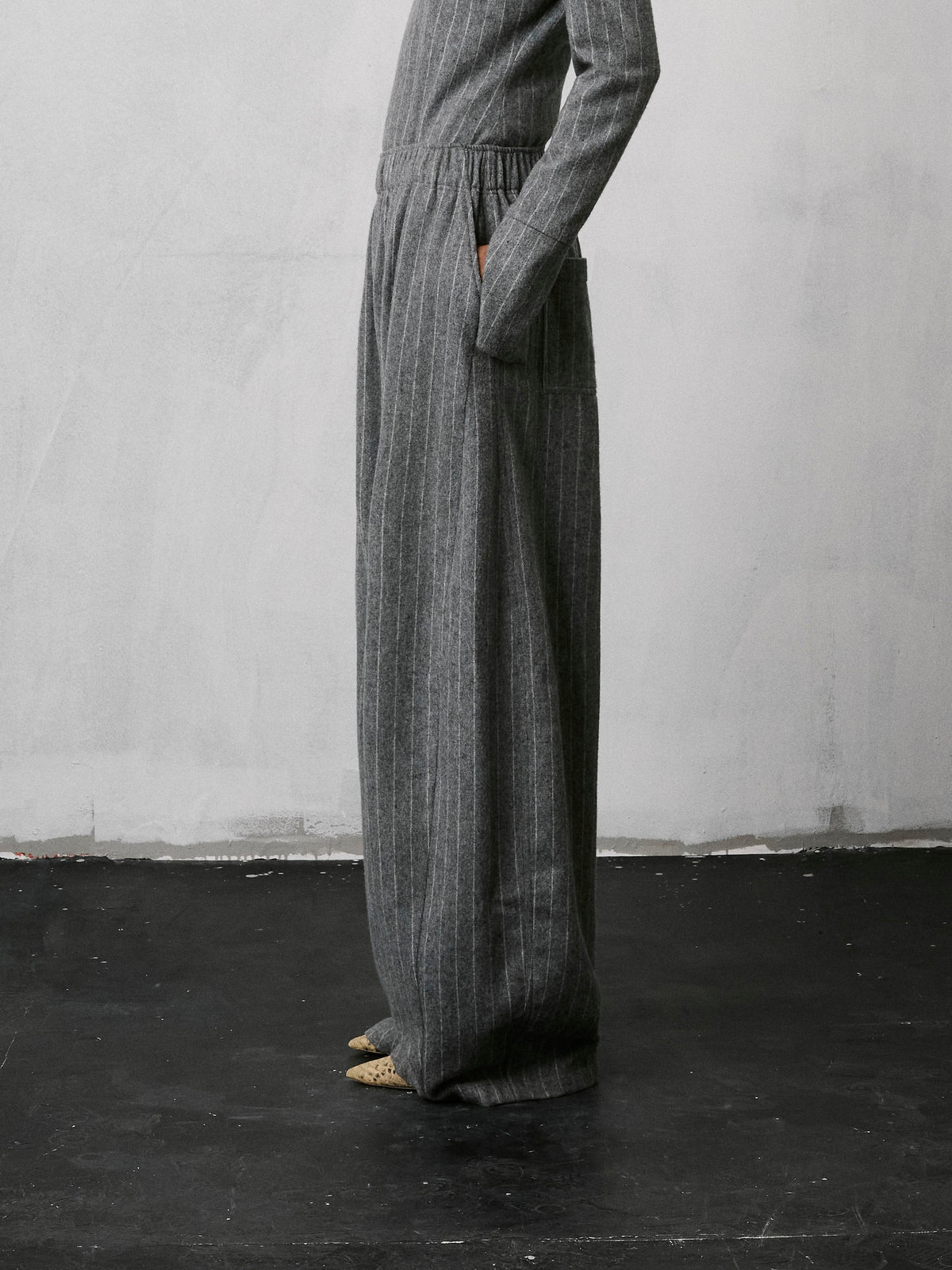 Pantalon Dora en laine à fines rayures - Gris clair