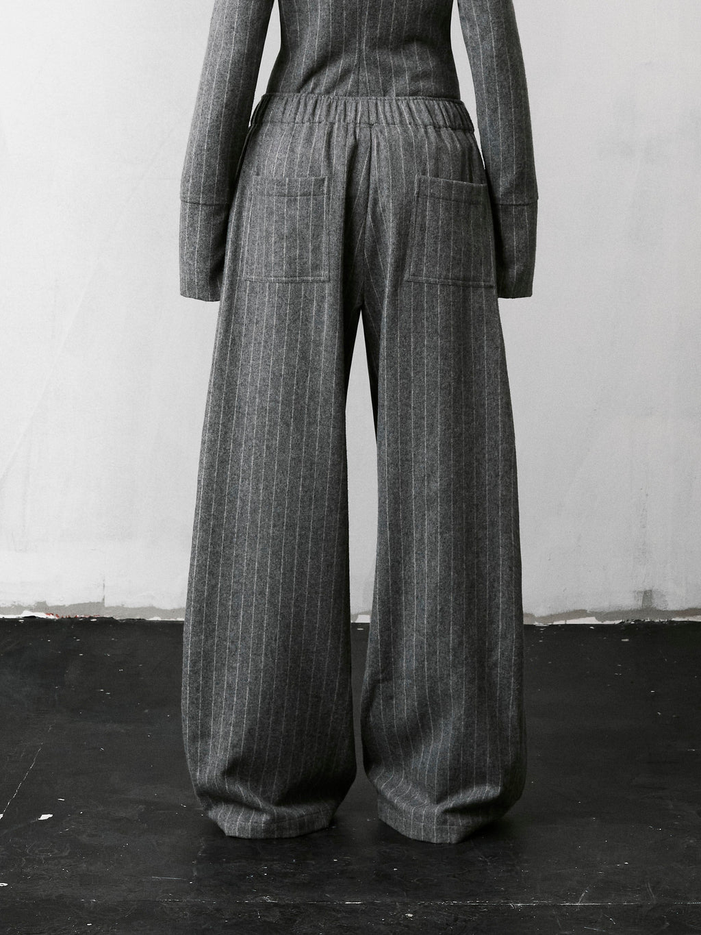 Pantalon Dora en laine à fines rayures - Gris clair