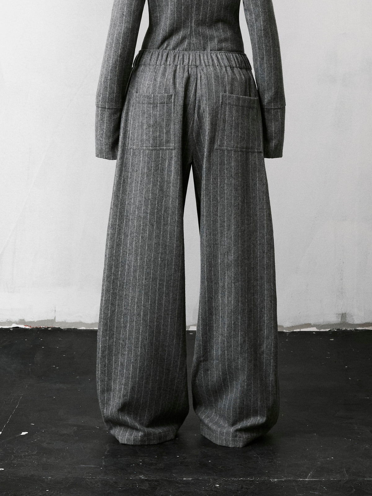 Pantalon Dora en laine à fines rayures - Gris clair