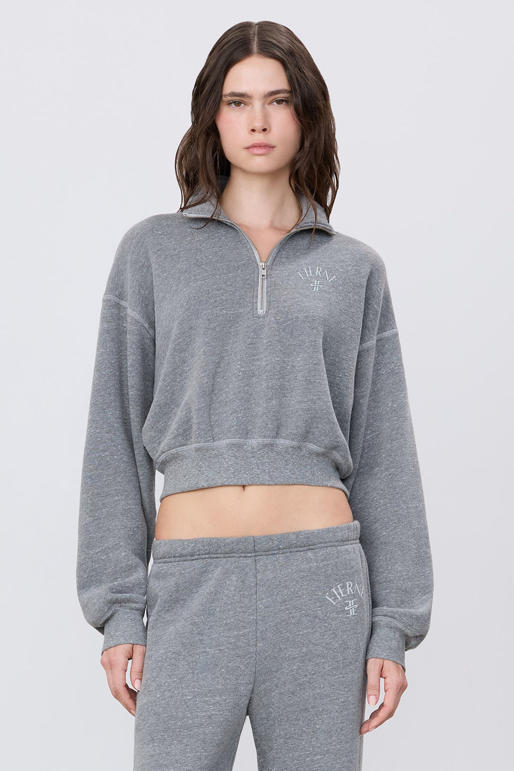 Sweatshirt Cropped Half-Zip Dark Heather Grey porté – Éterne