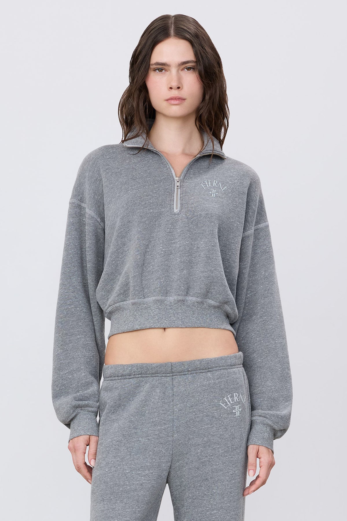 Sweatshirt Cropped Half-Zip Dark Heather Grey porté – Éterne