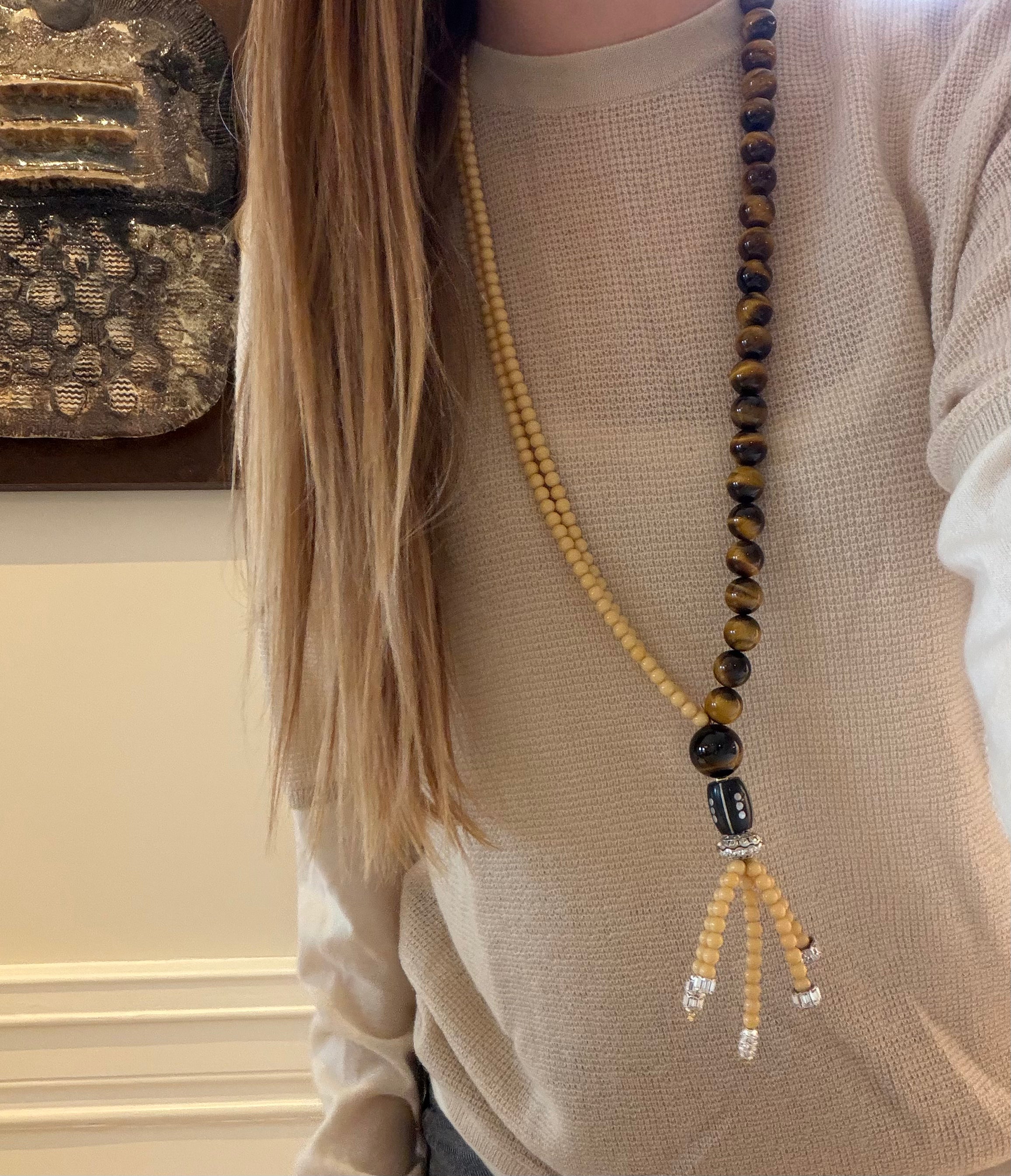 Collier Long – Œil de Tigre & Perles Beige