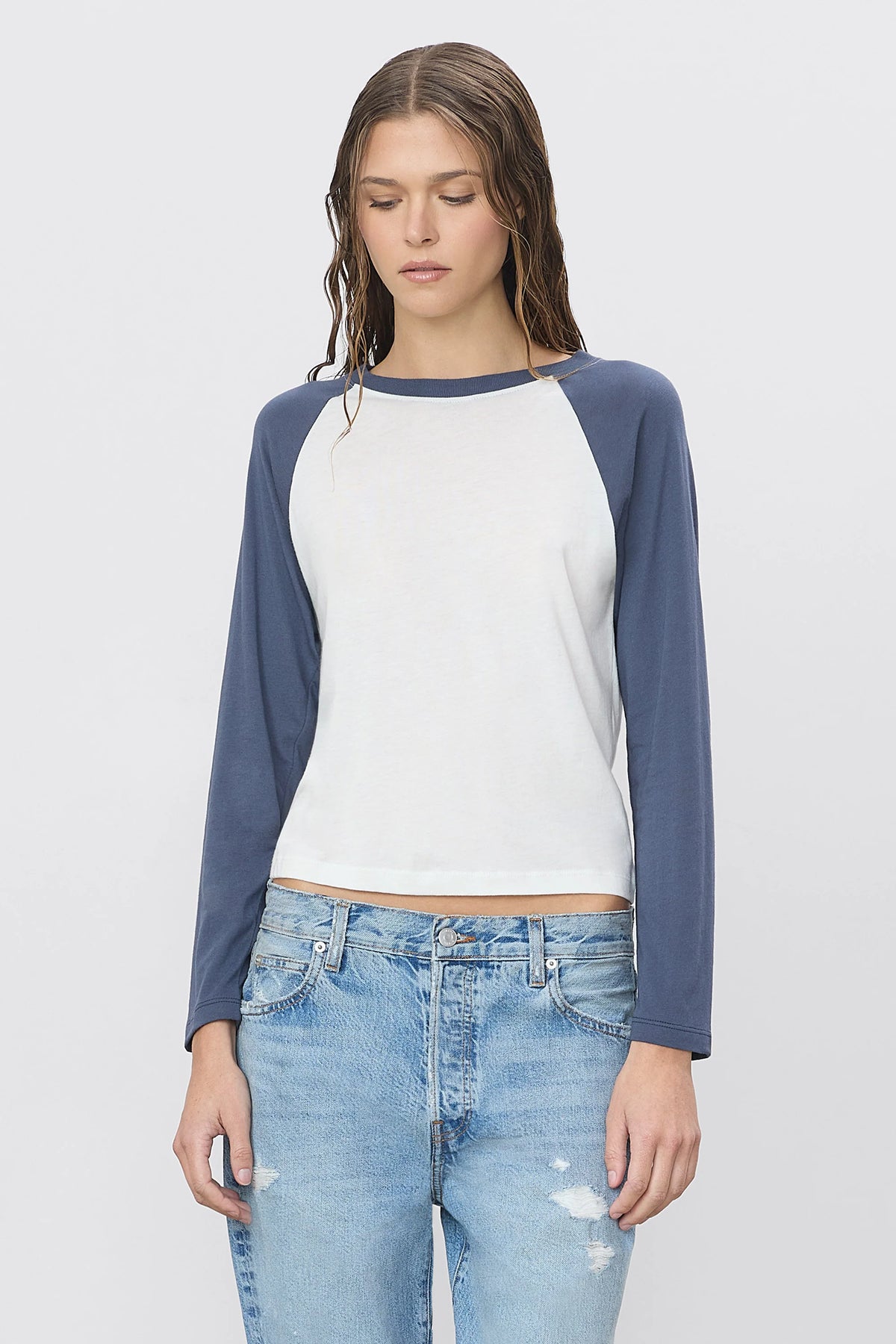 Baseball Tee femme en coton modal ivoire et bleu marine délavé

Baseball Tee Ivory Washed Navy porté par un mannequin

T-shirt femme slim fit ivoire et bleu marine ÉTERNE