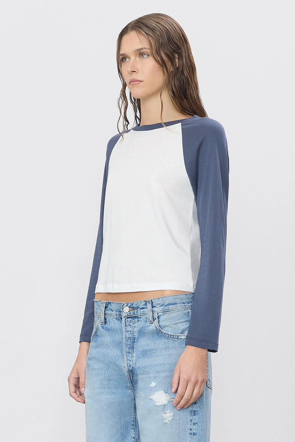 Baseball Tee femme en coton modal ivoire et bleu marine délavé

Baseball Tee Ivory Washed Navy porté par un mannequin

T-shirt femme slim fit ivoire et bleu marine ÉTERNE