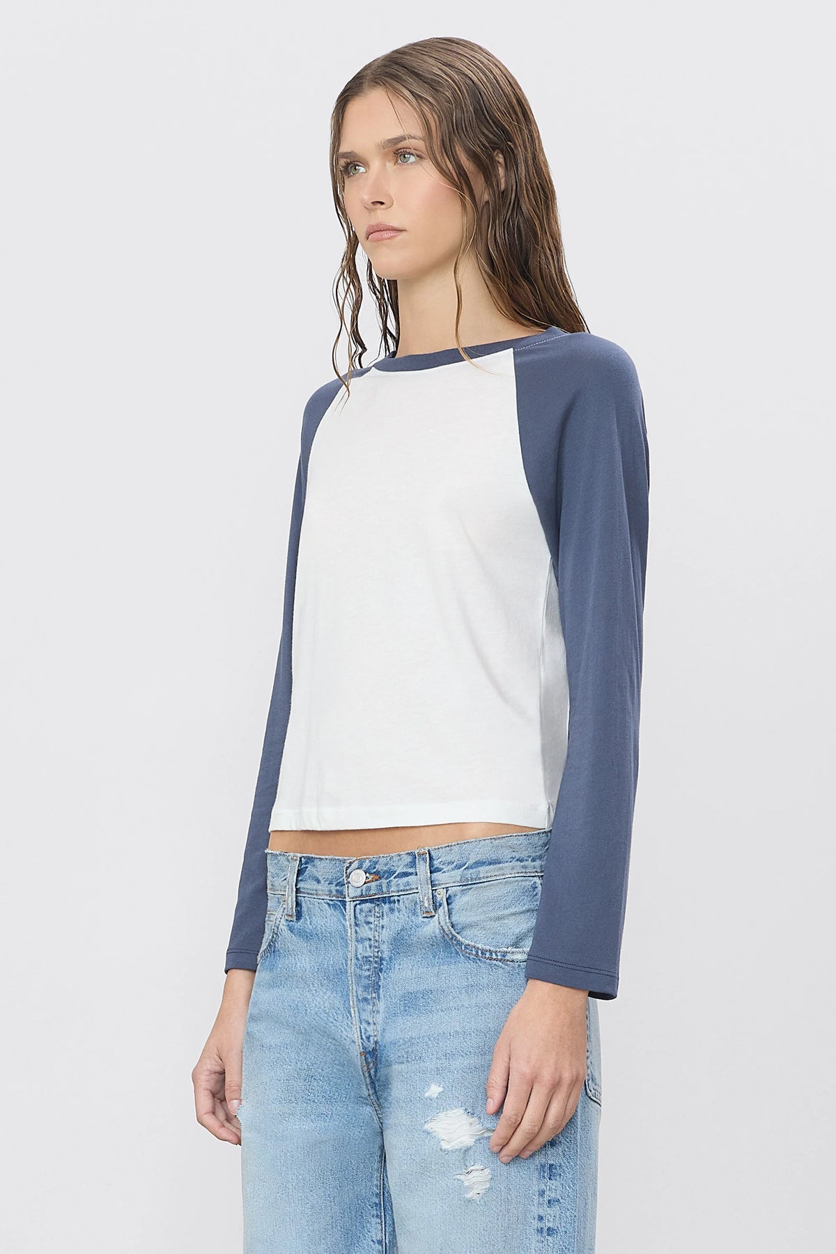 Baseball Tee femme en coton modal ivoire et bleu marine délavé

Baseball Tee Ivory Washed Navy porté par un mannequin

T-shirt femme slim fit ivoire et bleu marine ÉTERNE