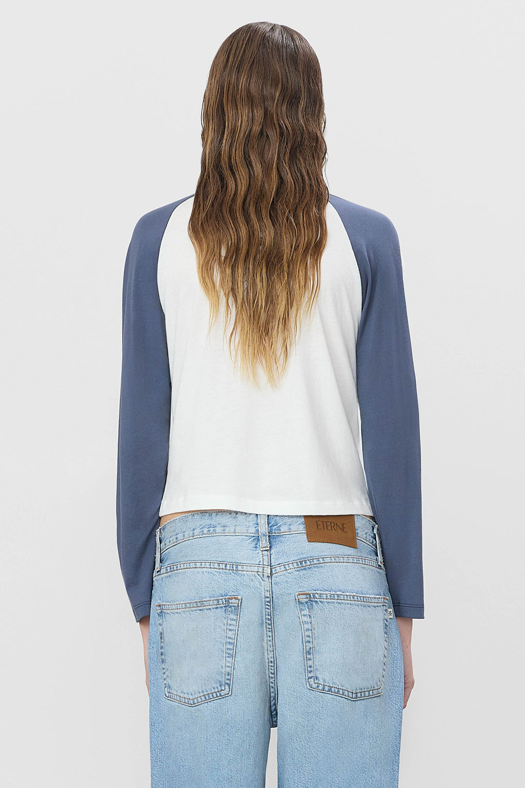Baseball Tee femme en coton modal ivoire et bleu marine délavé

Baseball Tee Ivory Washed Navy porté par un mannequin

T-shirt femme slim fit ivoire et bleu marine ÉTERNE