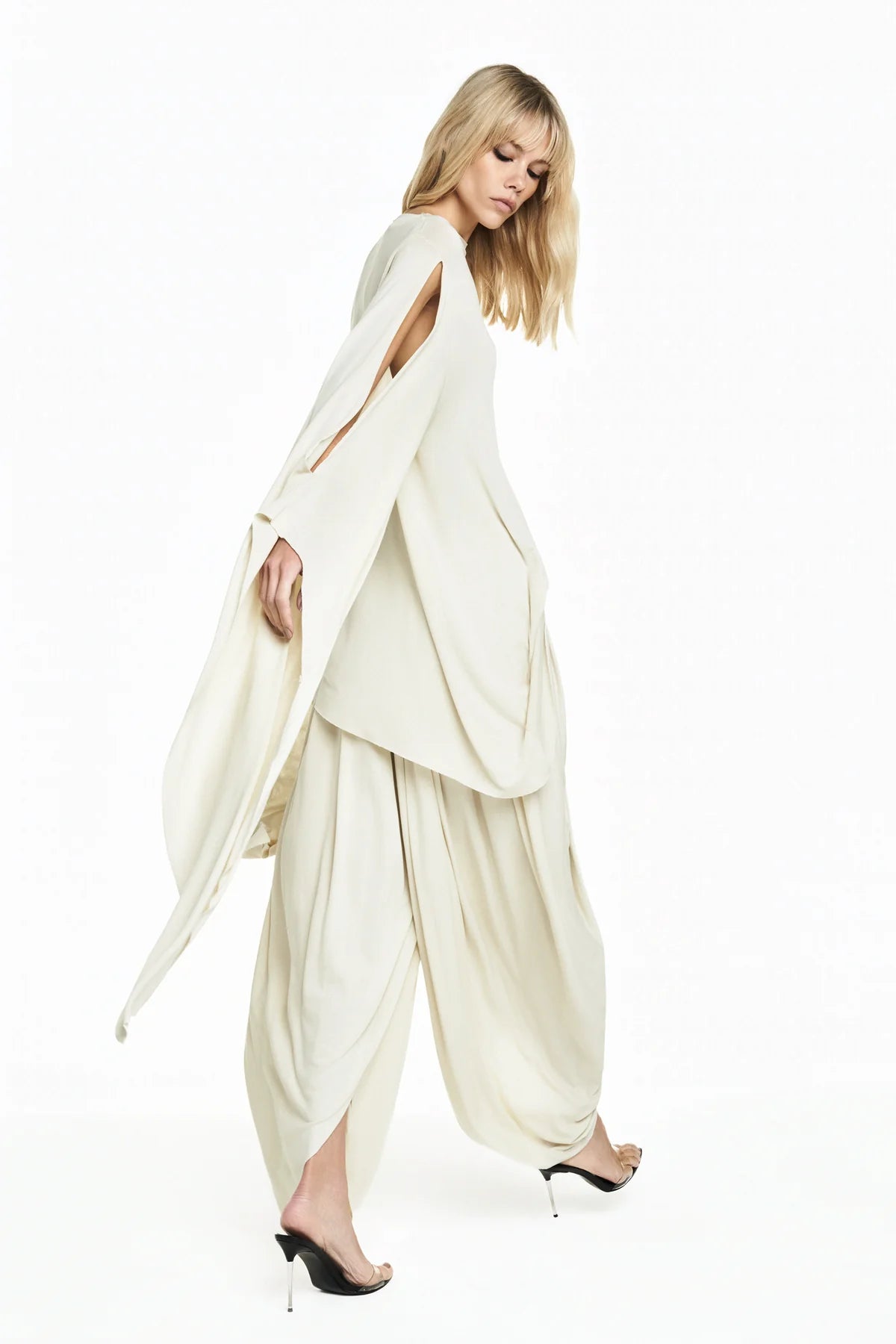 Top Ample Beige à Manches Asymétriques