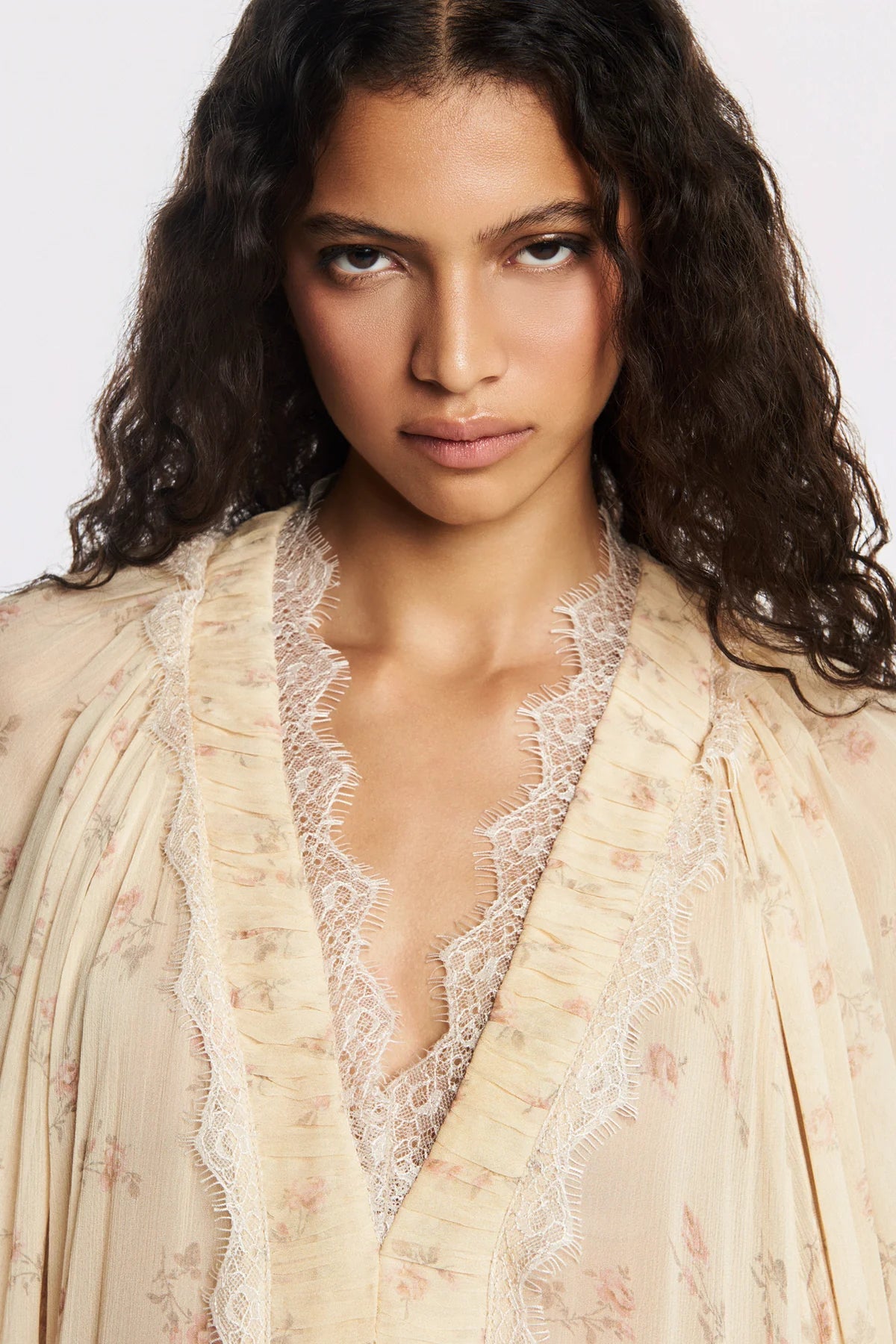 Robe Longue Fleurie en Chiffon et Dentelle